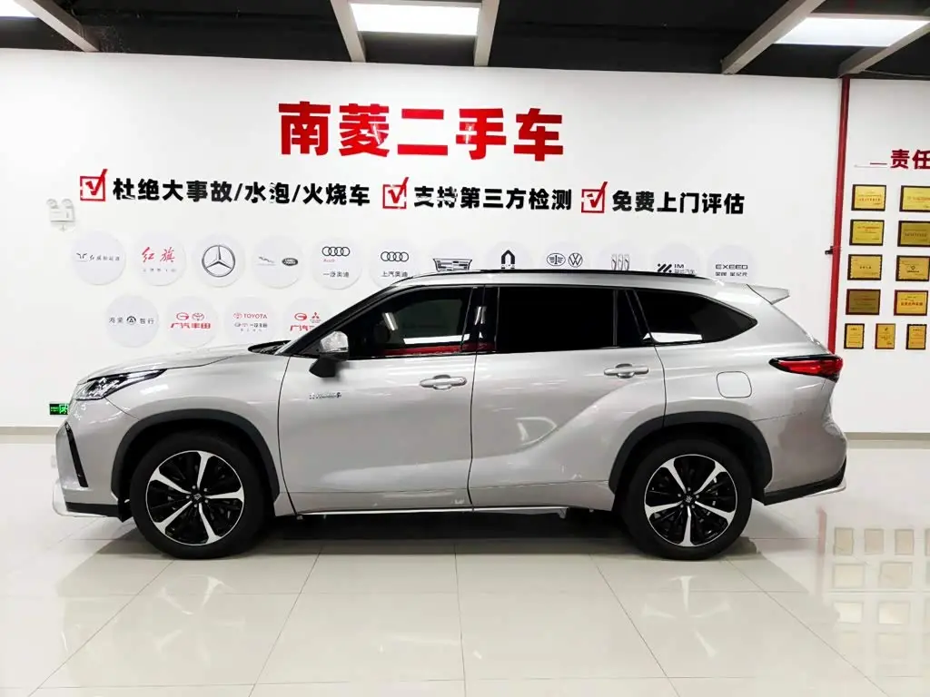 Toyota Crown Kluger 2022 — Photo 5/20