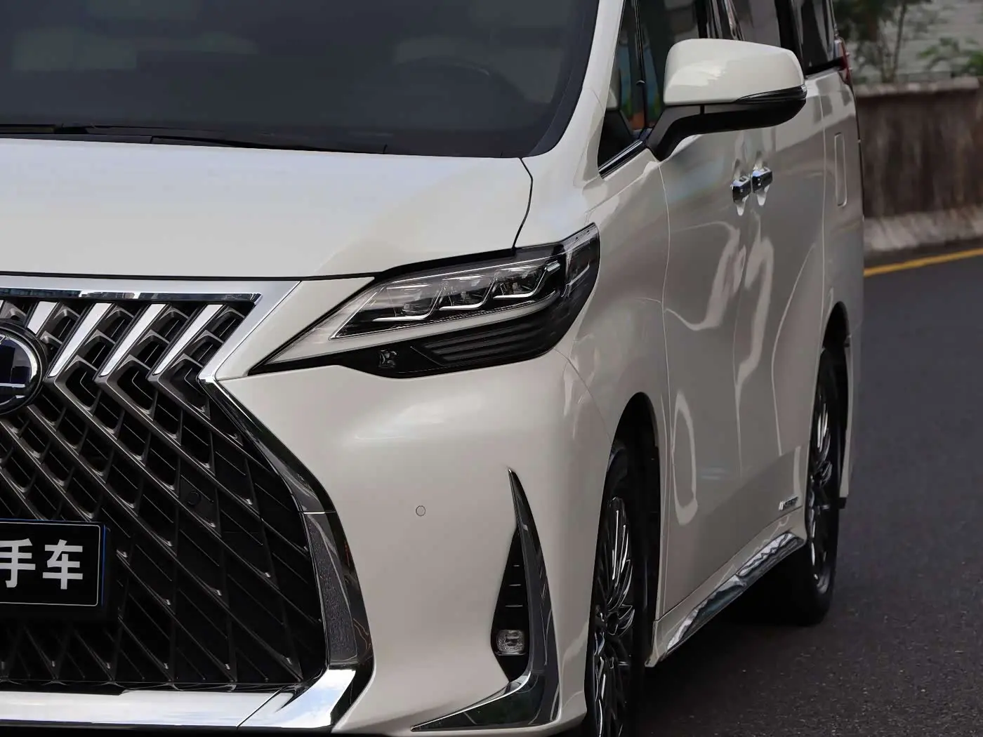 Lexus LM 2022 — Photo 8/20