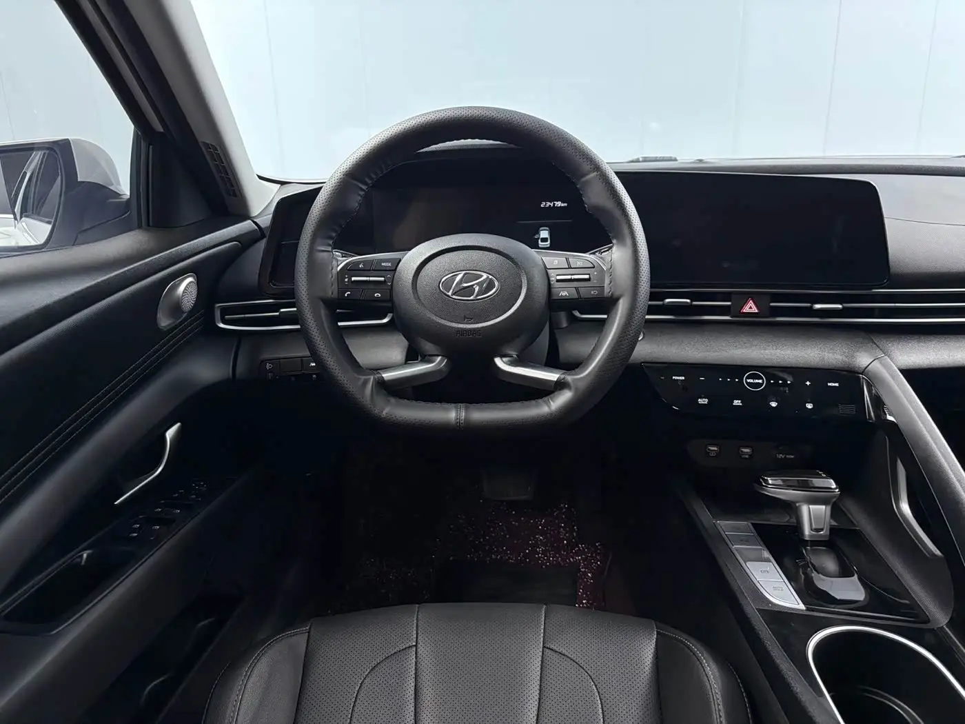 Hyundai Elantra 2023 — Photo 6/11