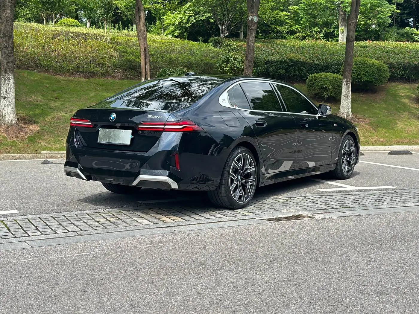 BMW 5 Series 2024 — Photo 11/11