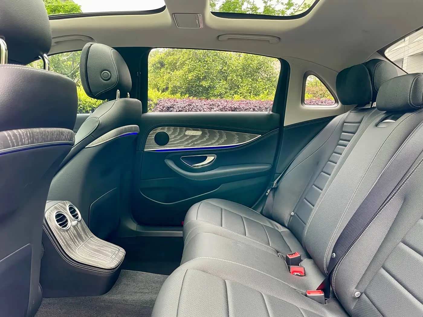 Mercedes-Benz E-Class 2023 — Photo 13/19