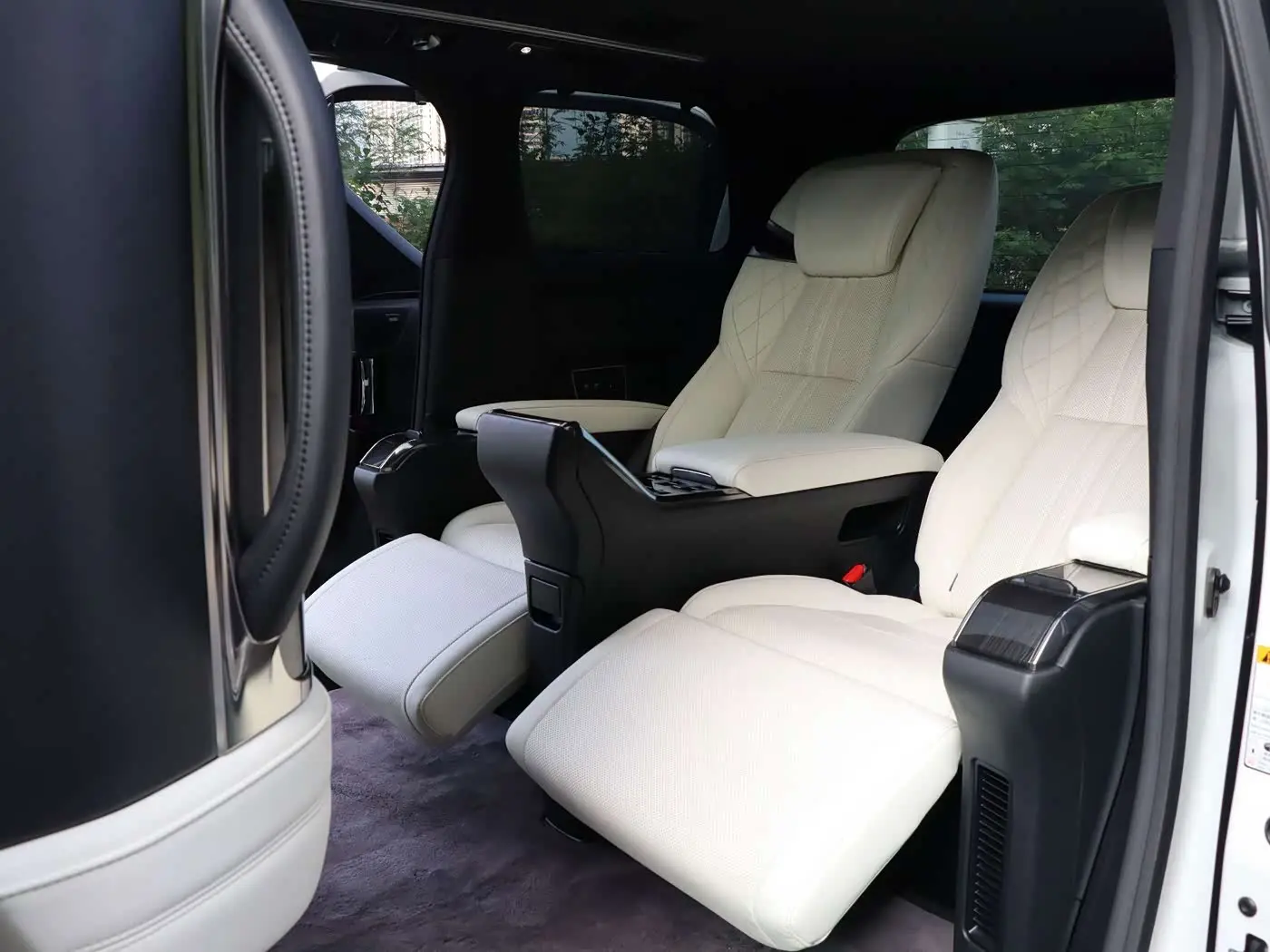 Lexus LM 2022 — Photo 11/20