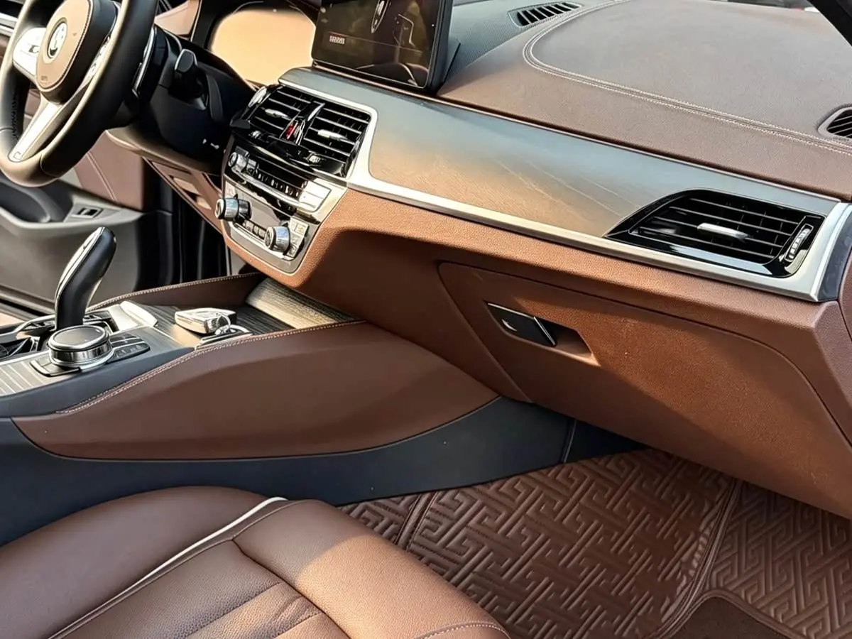 BMW 5 Series 2023 — Photo 8/13