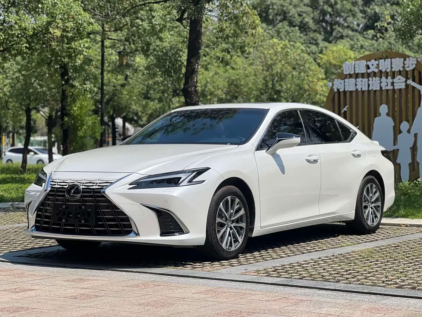 Lexus ES, 2025