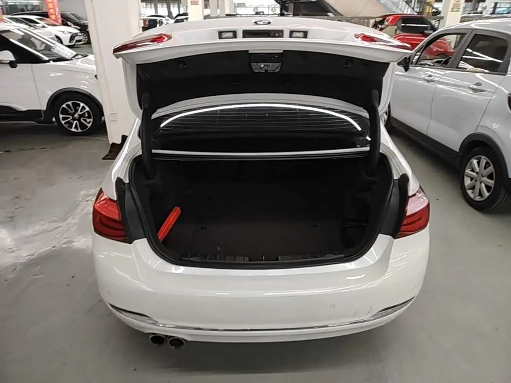 BMW 3 Series 2018 — Фото 19/20