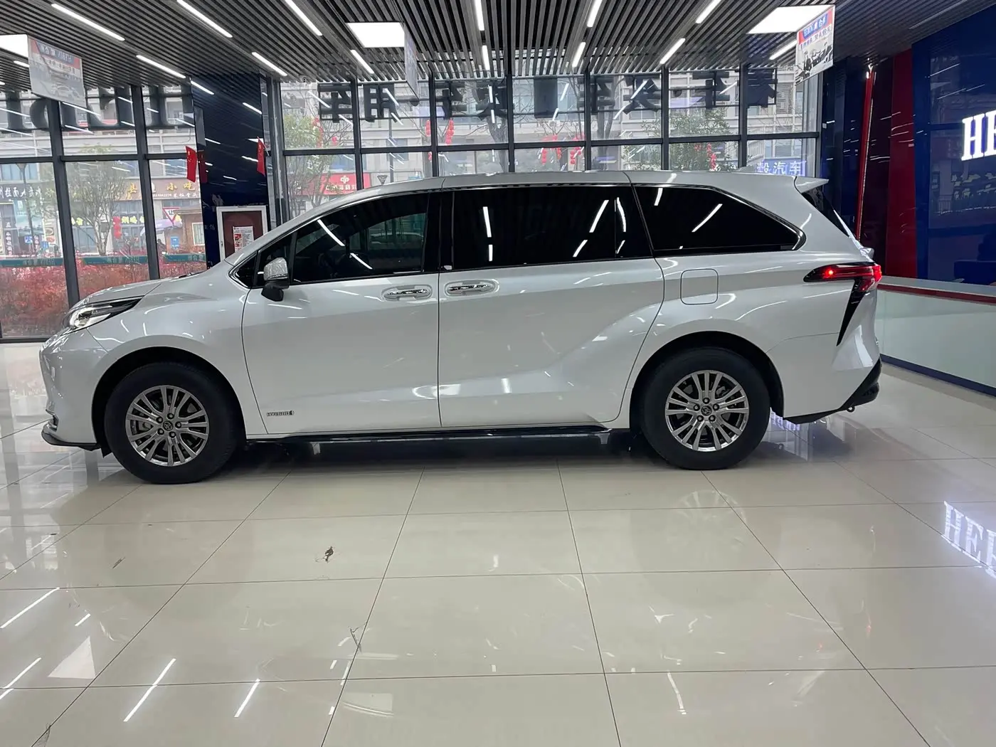 Toyota Sienna 2022 — Photo 16/20