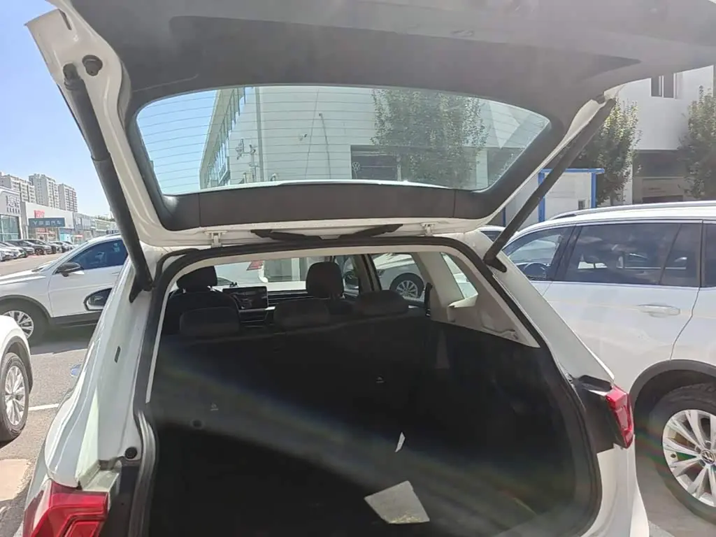 Volkswagen Tiguan L 2024 — Photo 19/20
