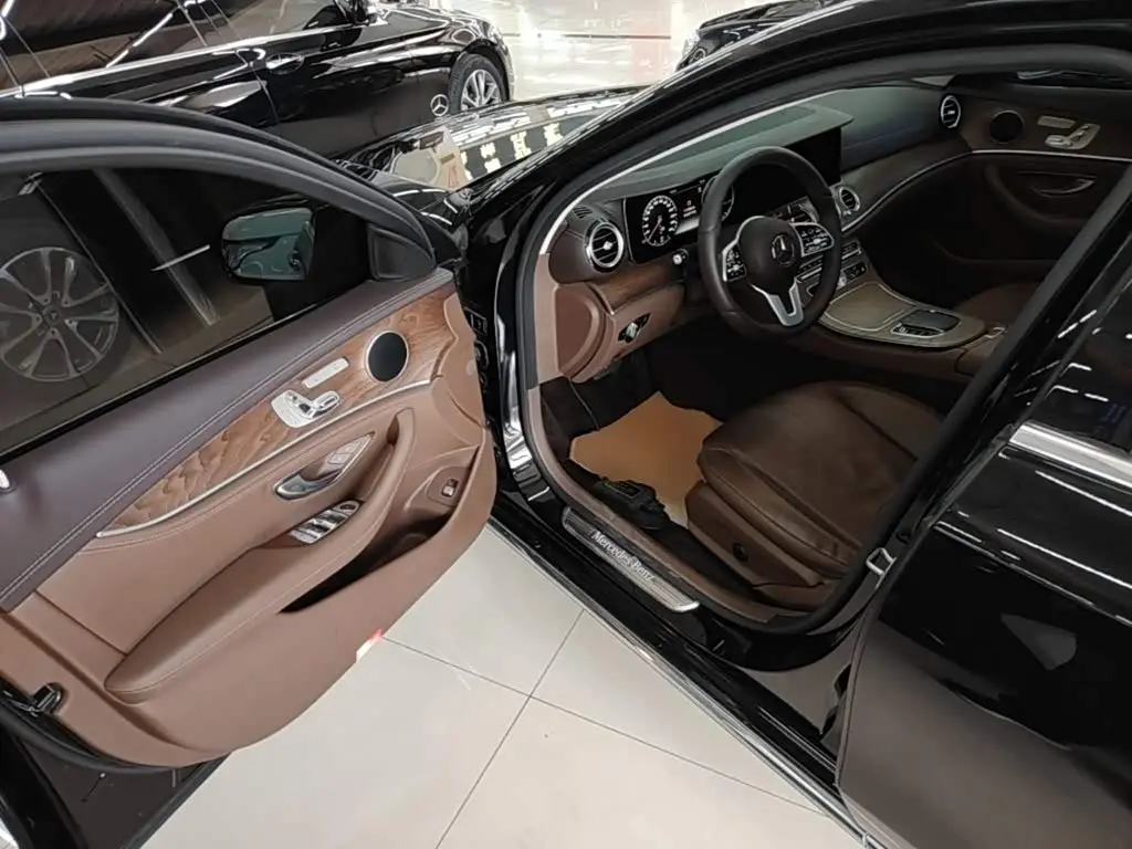 Mercedes-Benz E-Class 2019 — Photo 16/20