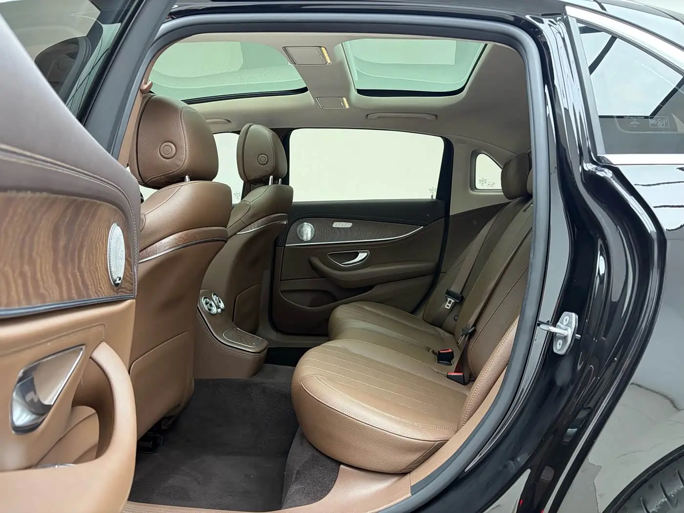 Mercedes-Benz E-Class 2021 — Photo 6/18