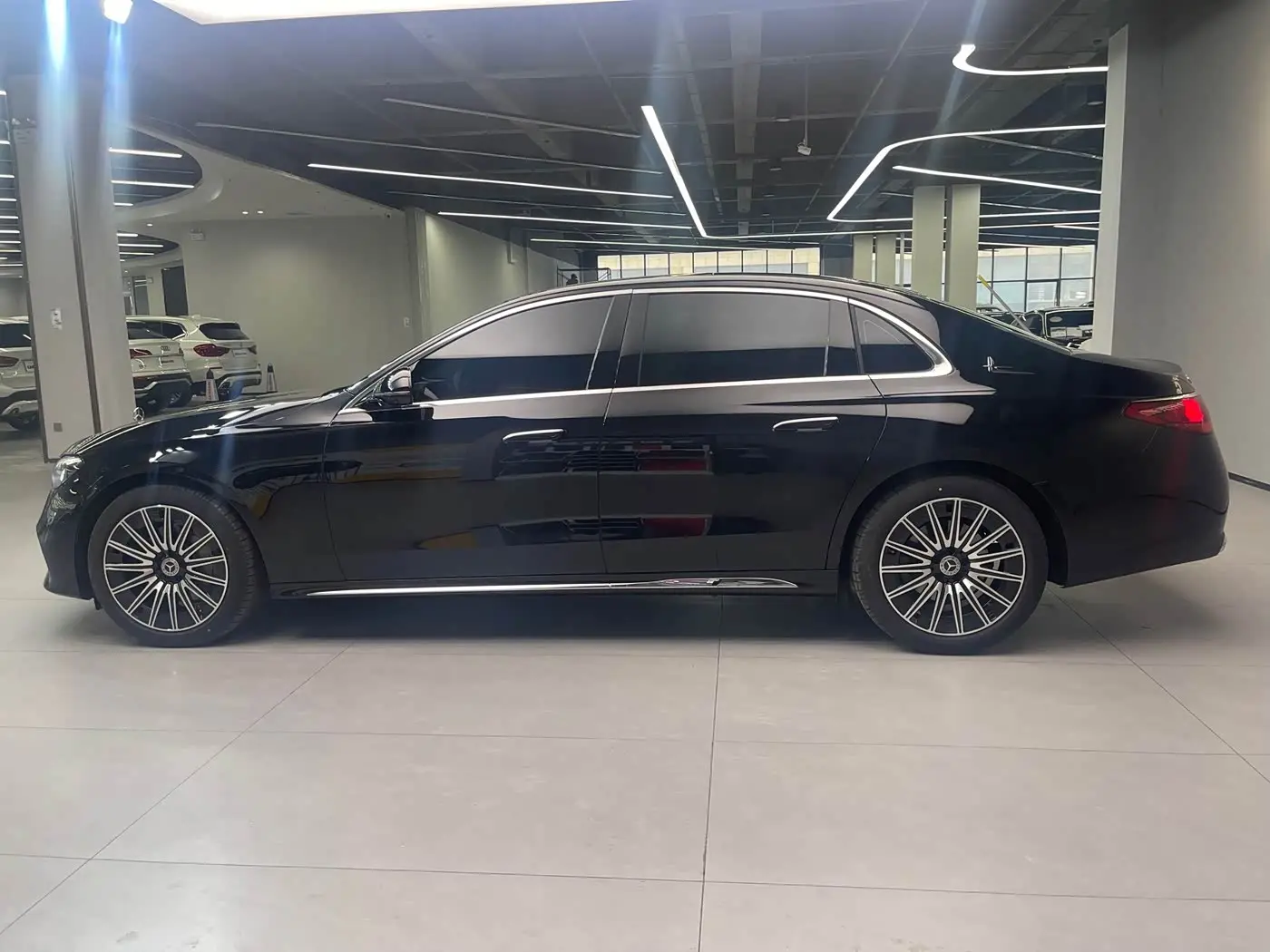 Mercedes-Benz E-Class 2024 — Photo 8/20