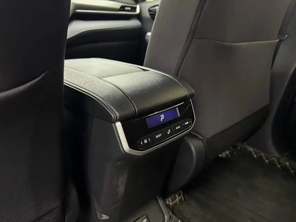 Toyota Highlander 2024 — Фото 18/20
