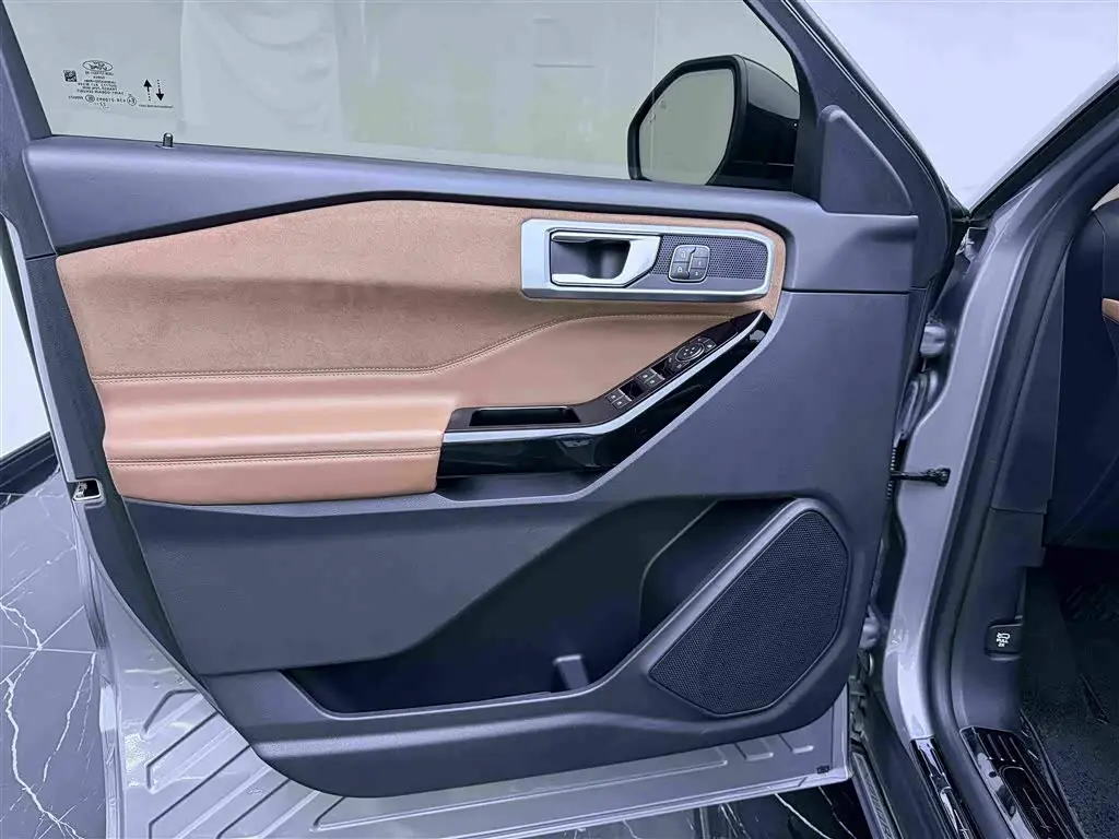 Ford Explorer 2023 — Photo 13/20