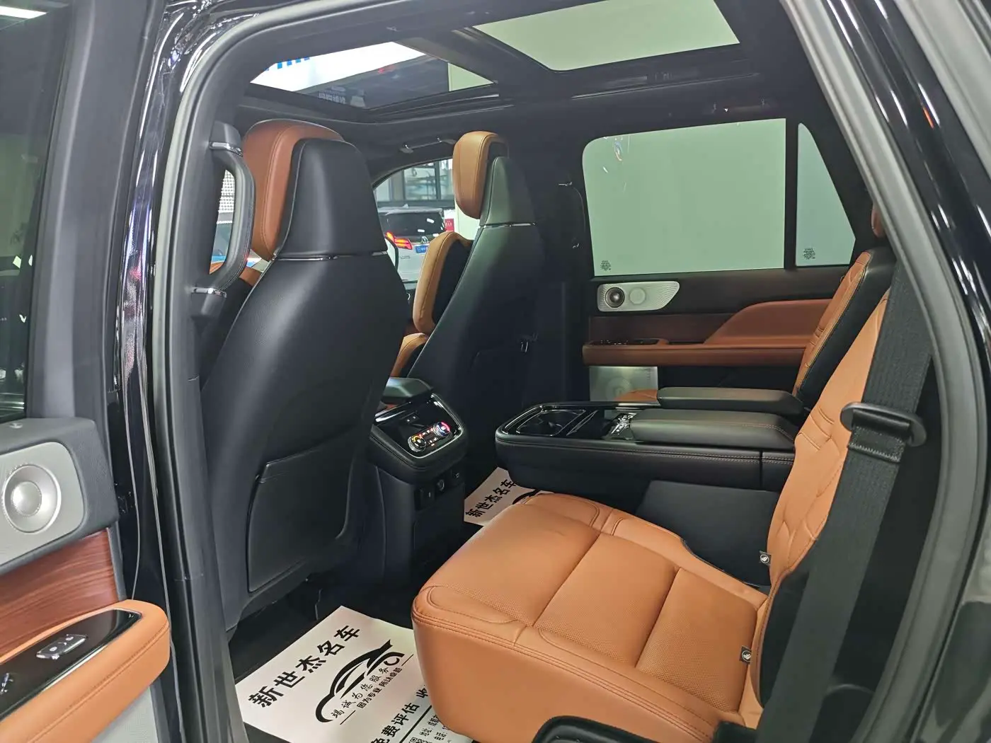 Lincoln Navigator 2021 — Photo 3/17