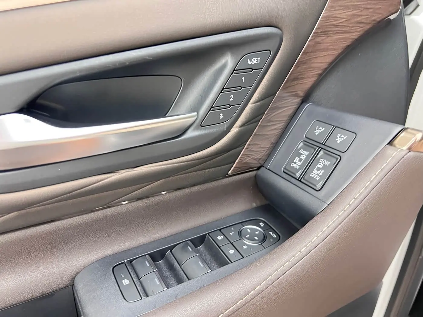 Toyota Vellfire 2023 — ფოტო 18/20