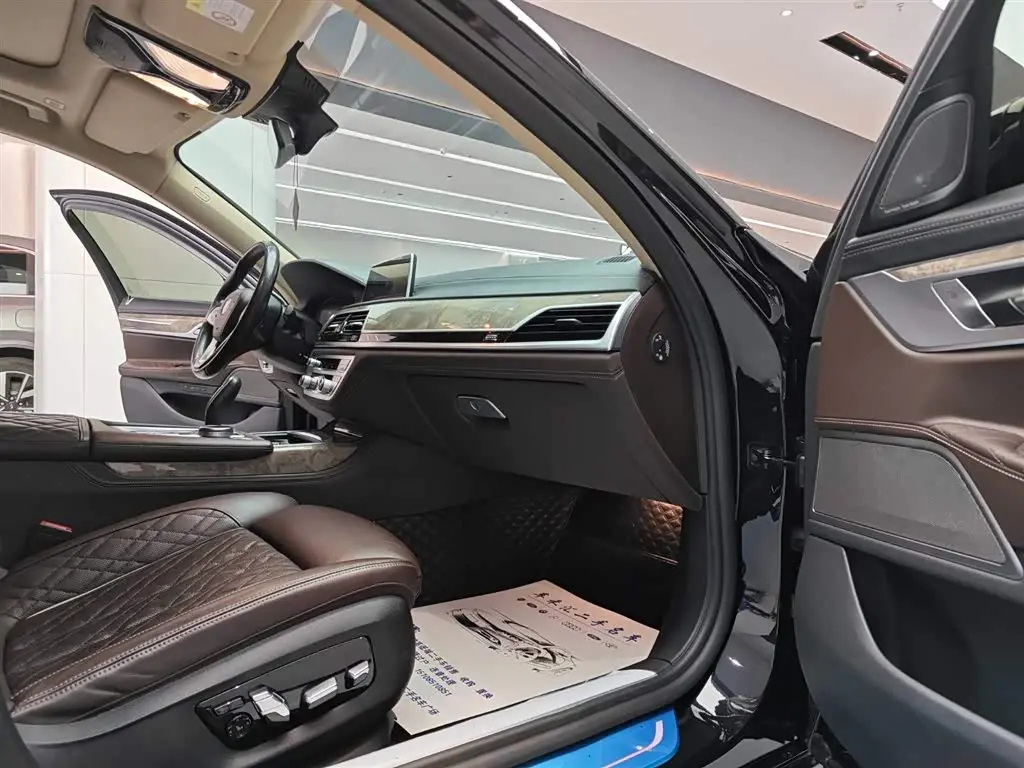 BMW 7 Series 2022 — Photo 7/14