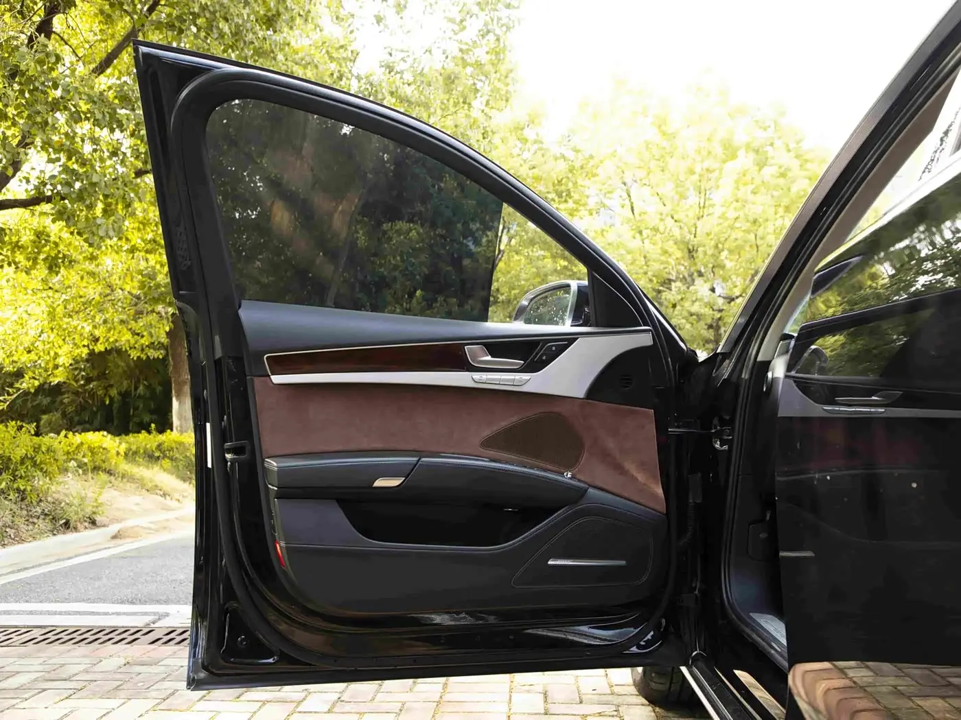 Audi A8 2012 — Photo 8/20