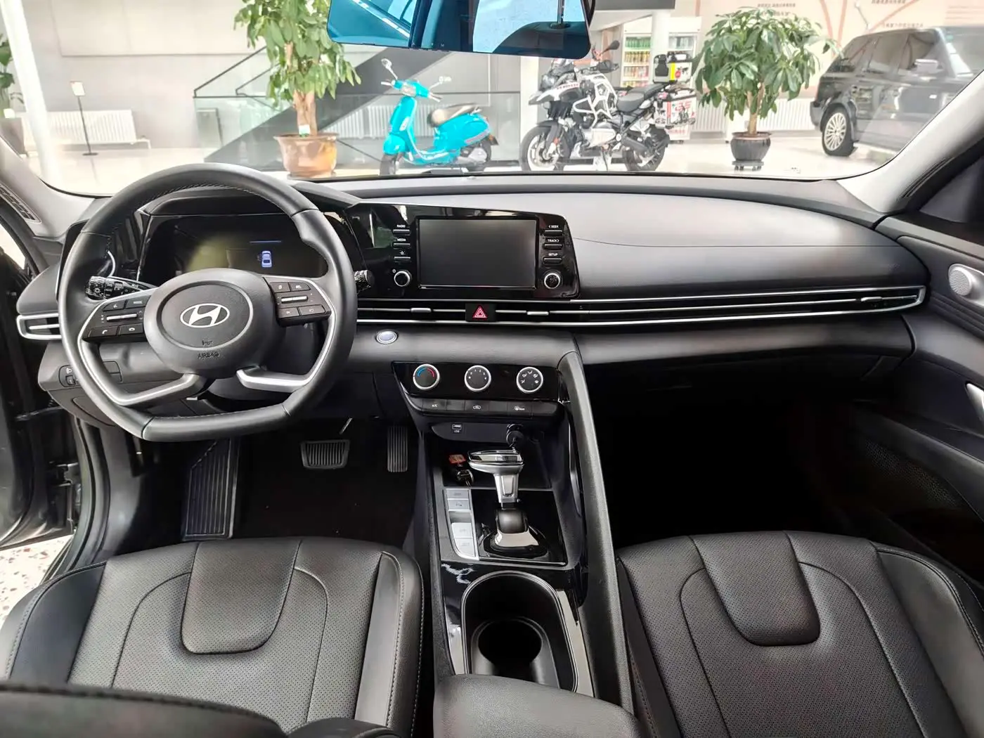 Hyundai Elantra 2023 — Photo 12/20