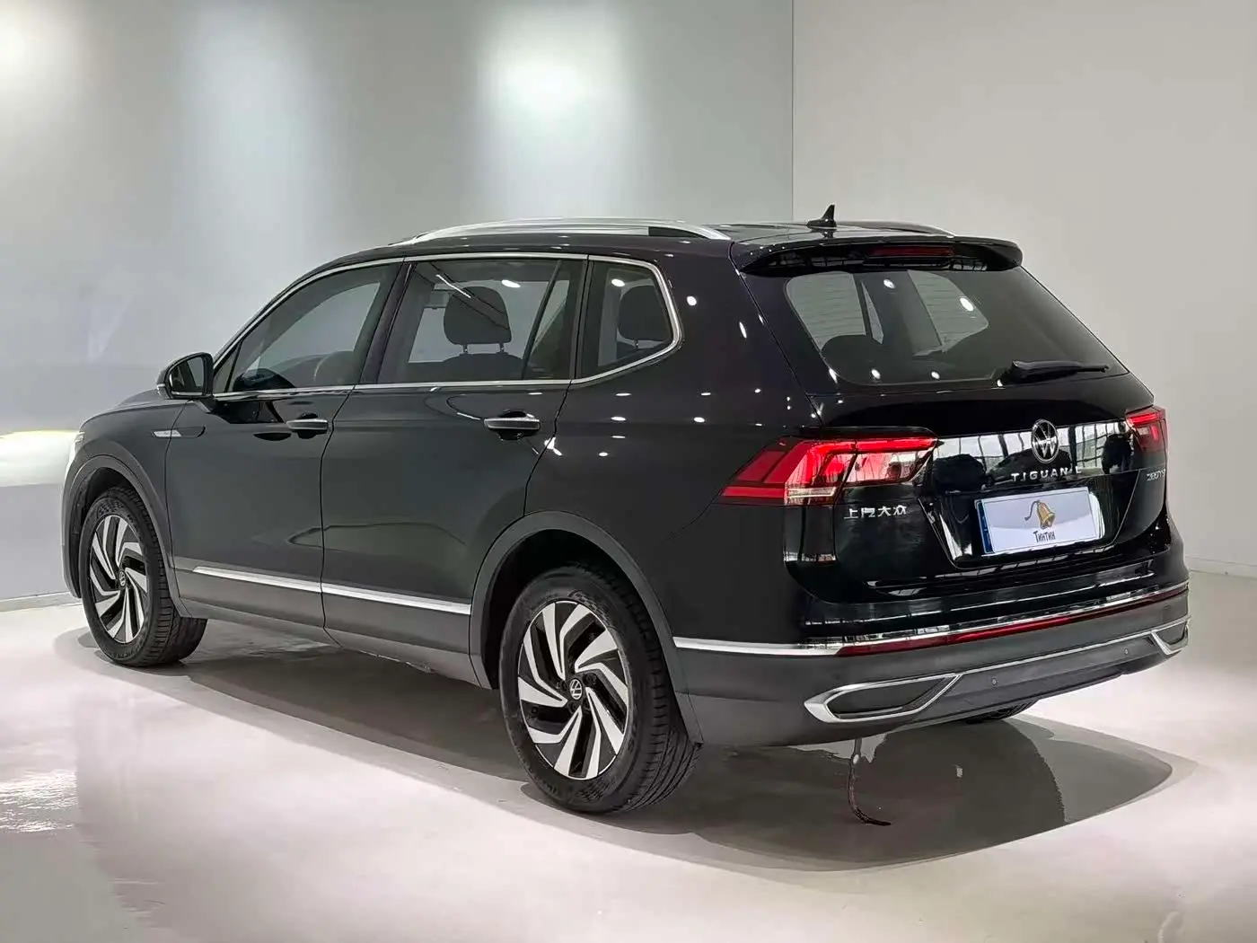 Volkswagen Tiguan L 2023 — Photo 6/20