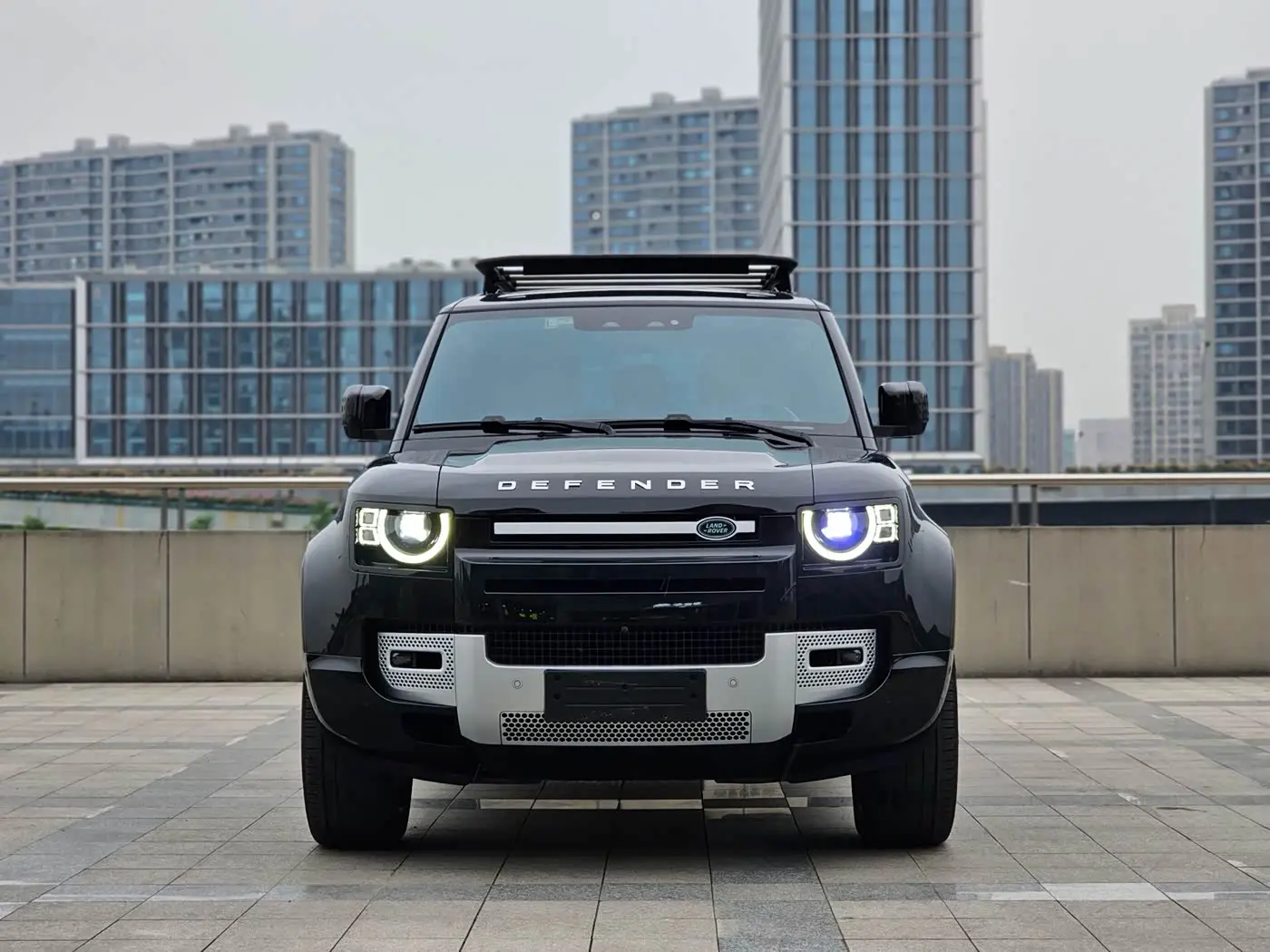 Land Rover Defender 2023 — Photo 2/14