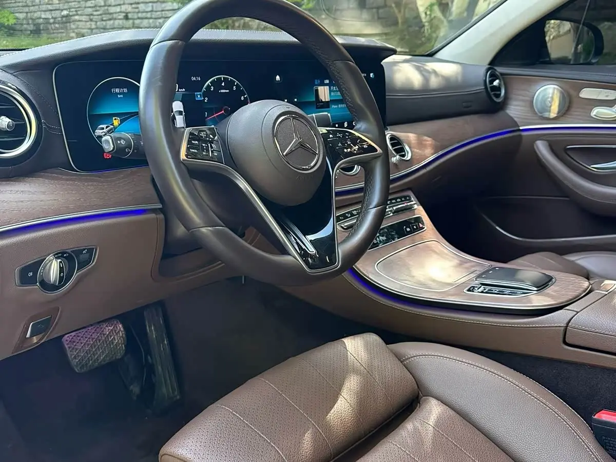 Mercedes-Benz E-Class 2022 — Photo 8/9