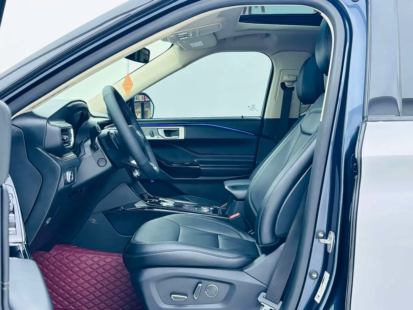 Ford Explorer 2020 — Photo 8/18