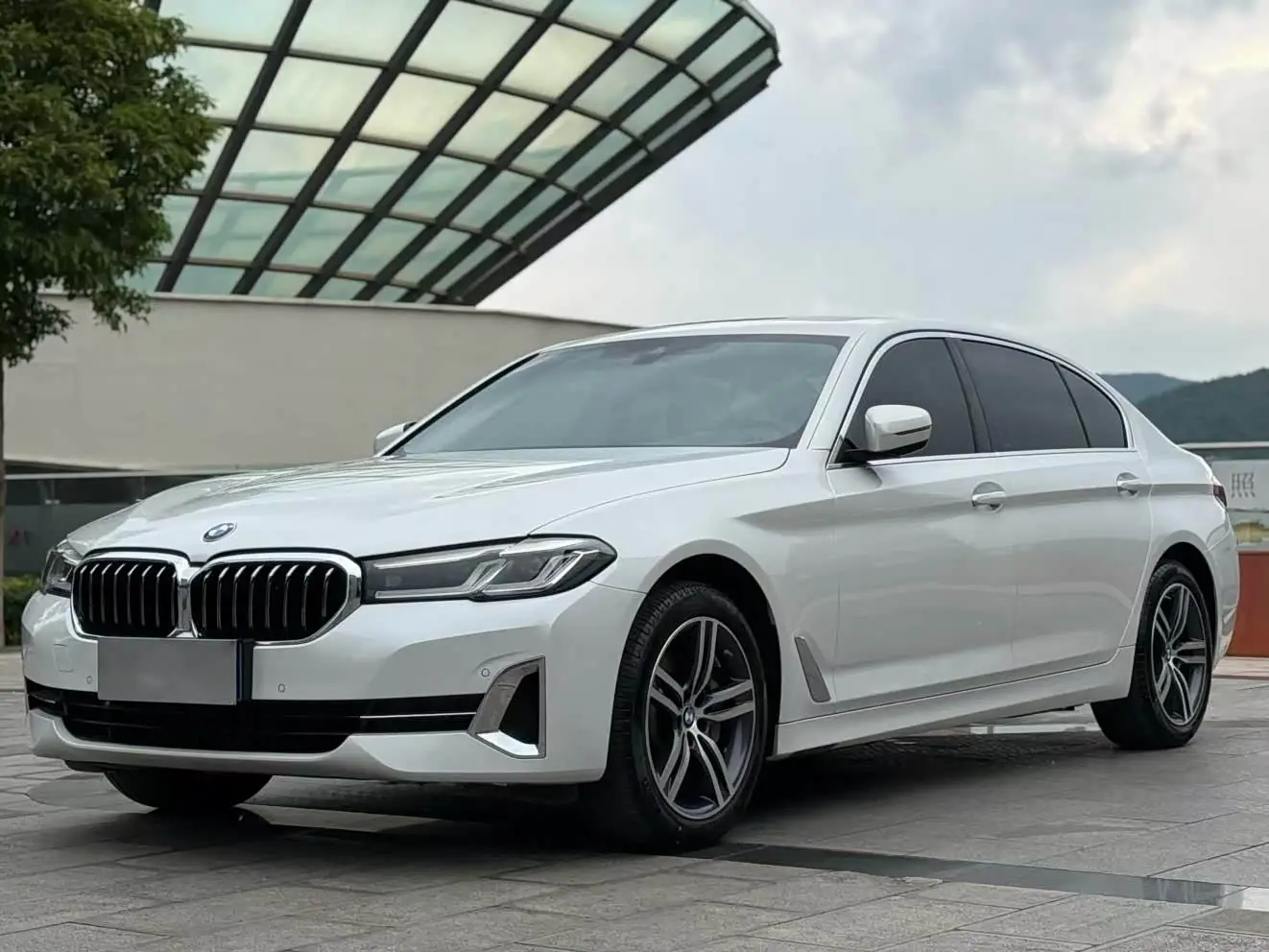 BMW 5 Series 2023 — Photo 1/9