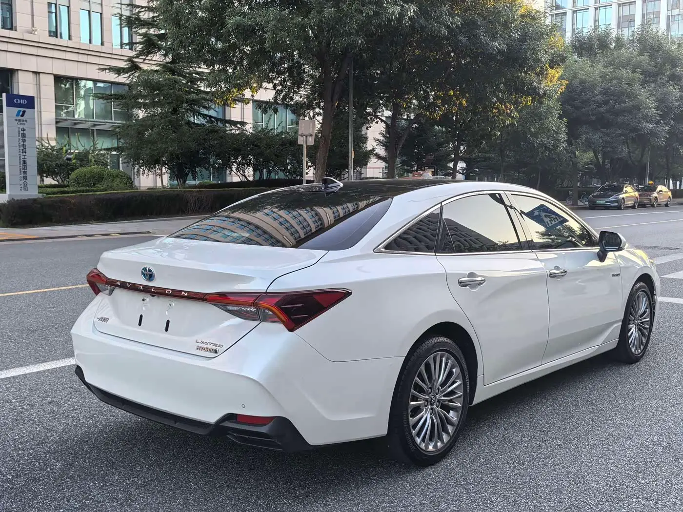 Toyota Avalon 2019 — Photo 5/20