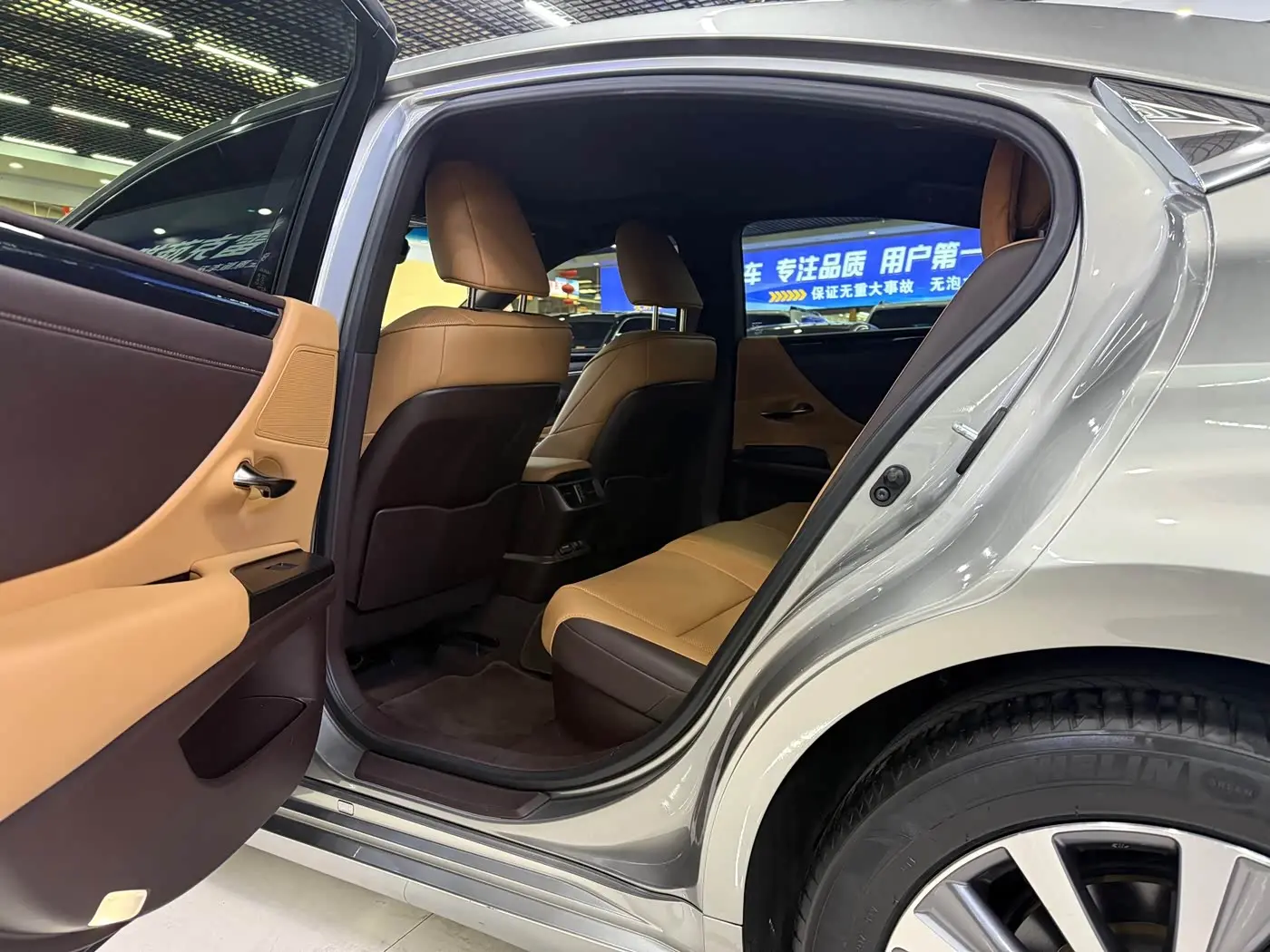 Lexus ES 2020 — Şəkil 7/16