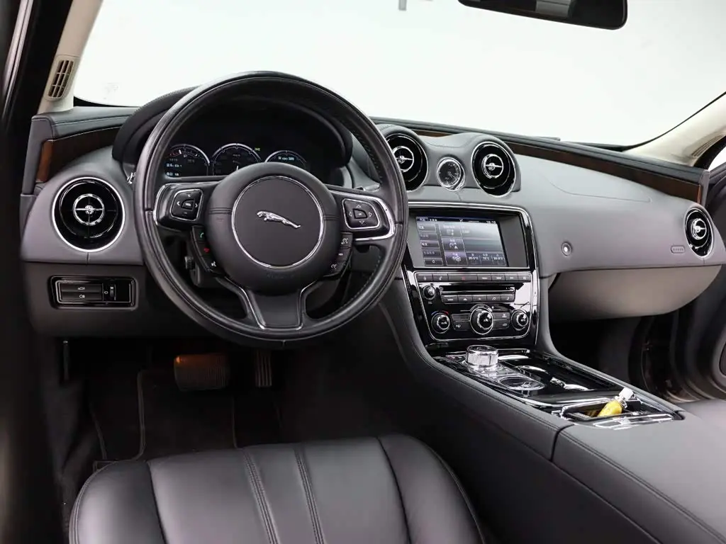 Jaguar XJ 2014 — Photo 10/20