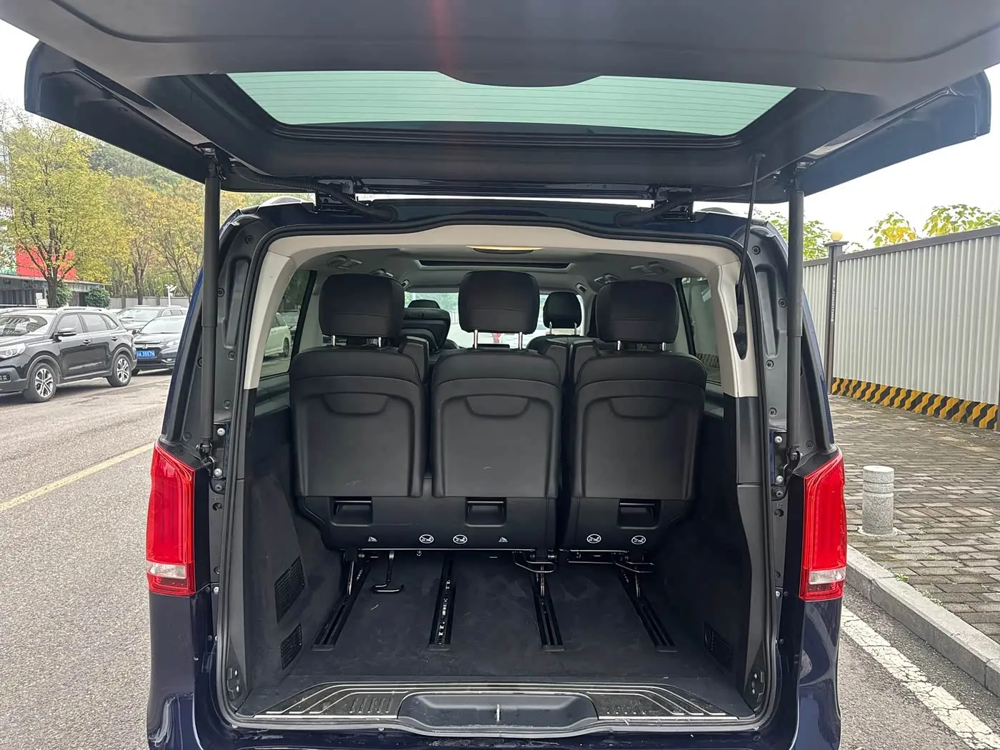 Mercedes-Benz V-Class 2021 — Photo 10/14