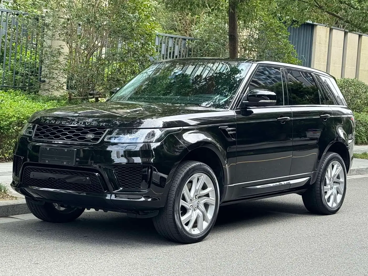 Land Rover Range Rover Sport 2018 — Photo 1/16