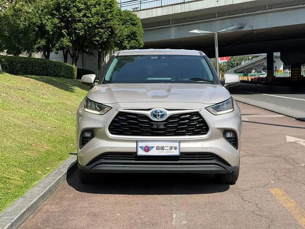 Toyota Highlander 2023 — Фото 2/14