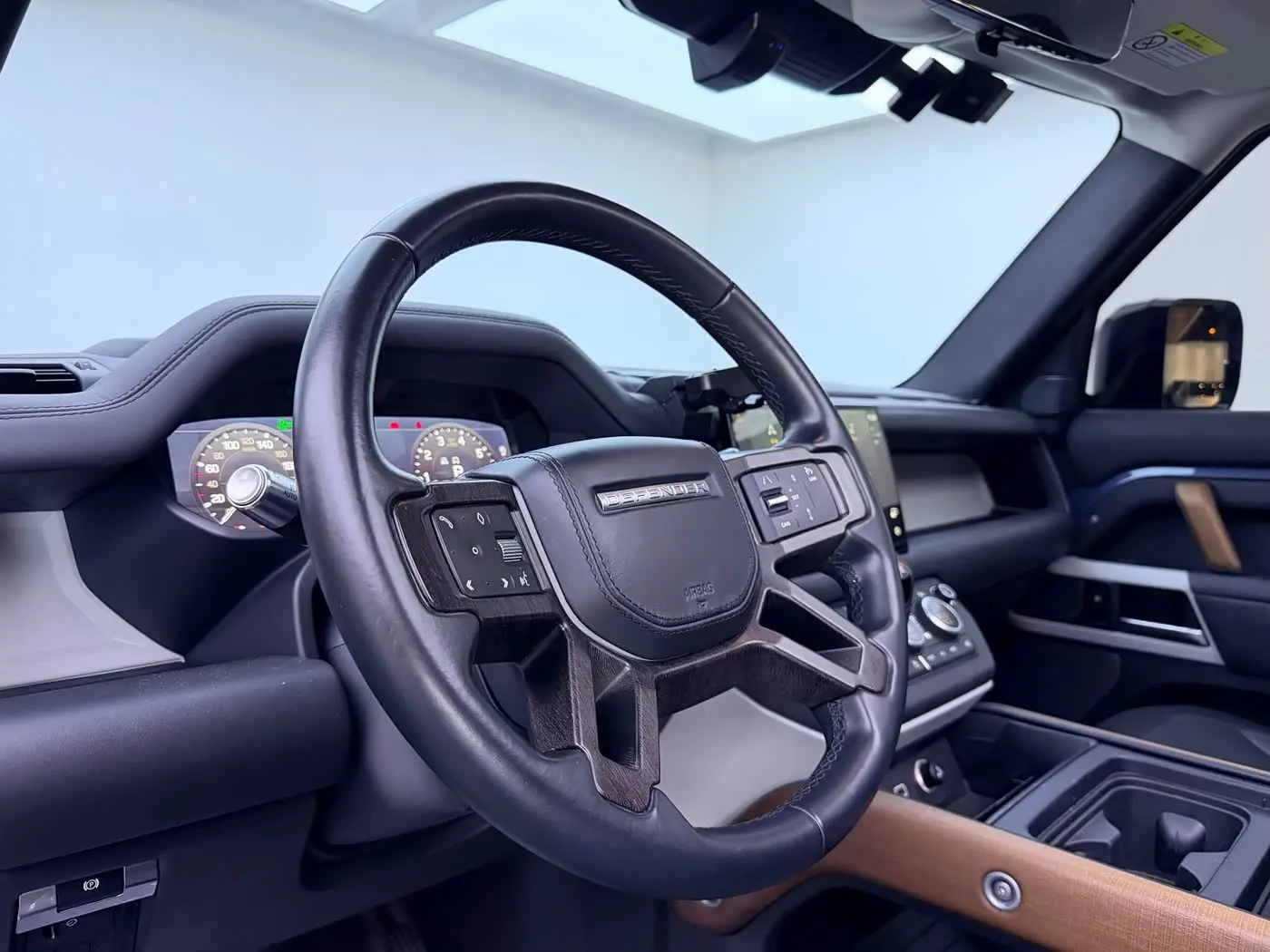 Land Rover Defender 2022 — Photo 17/19