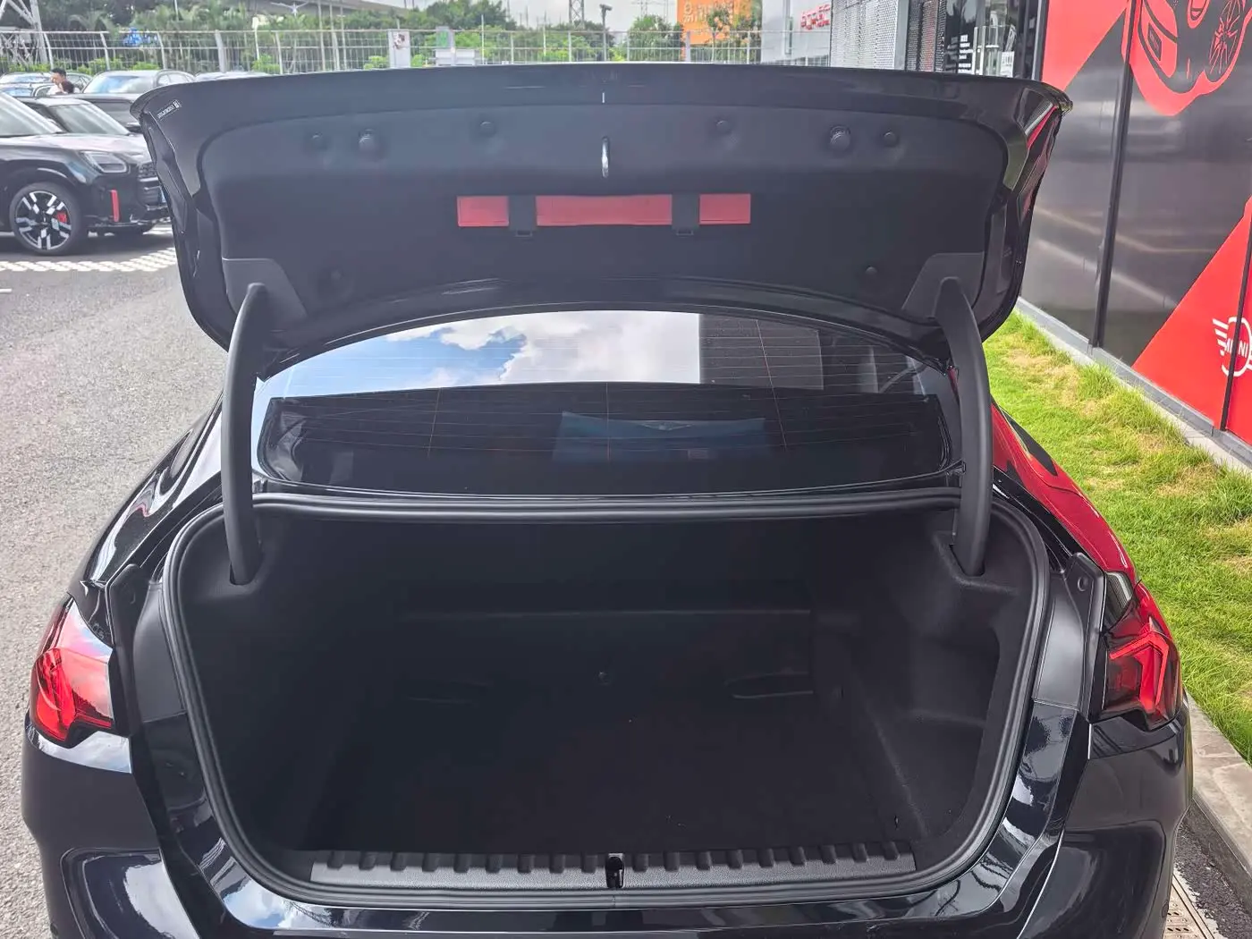 BMW M235L 2025 — Photo 10/13