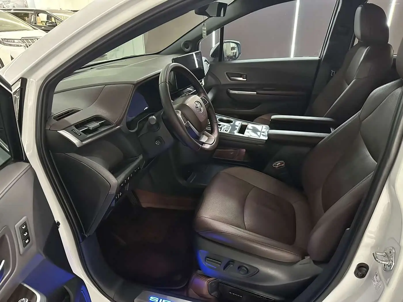 Toyota Sienna 2023 — Photo 4/9