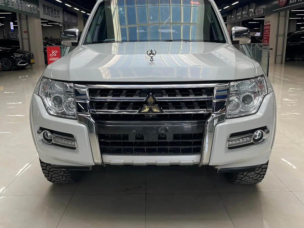 Mitsubishi Pajero 2018 — Photo 2/20