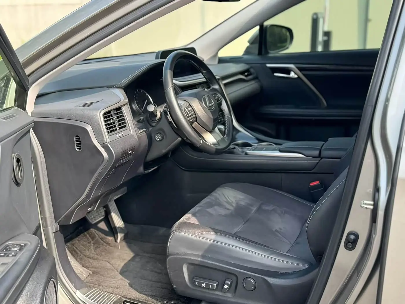 Lexus RX 2022 — Photo 4/9