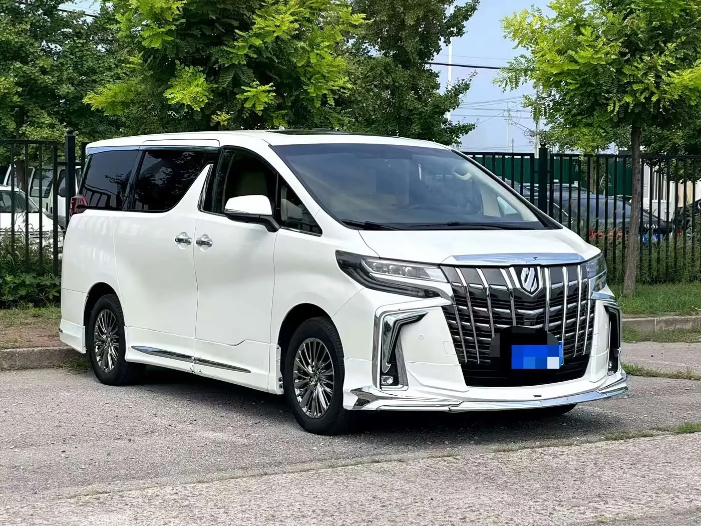 Toyota Alphard 2016 — Photo 1/9