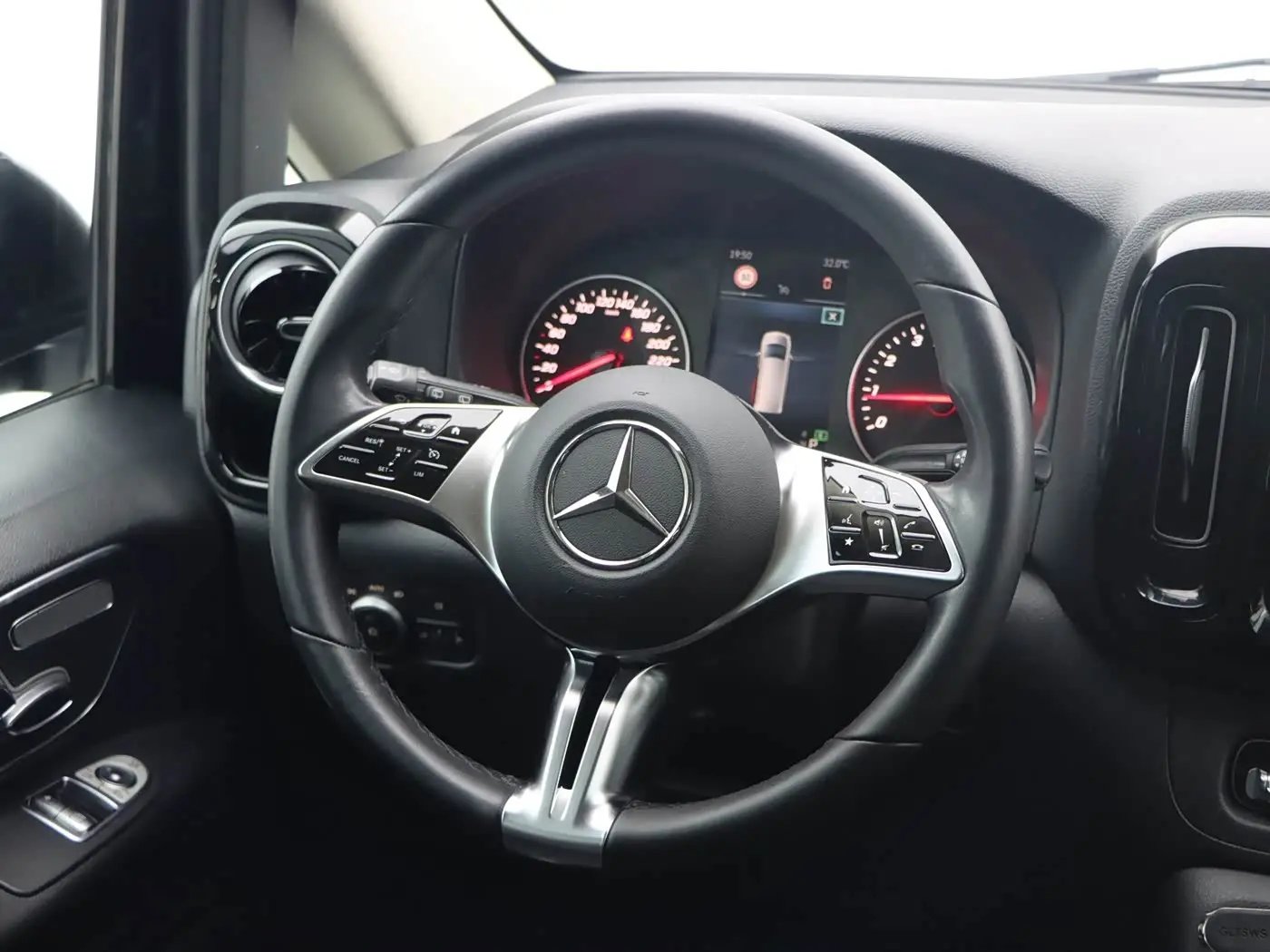 Mercedes-Benz Vito 2025 — Фото 19/20