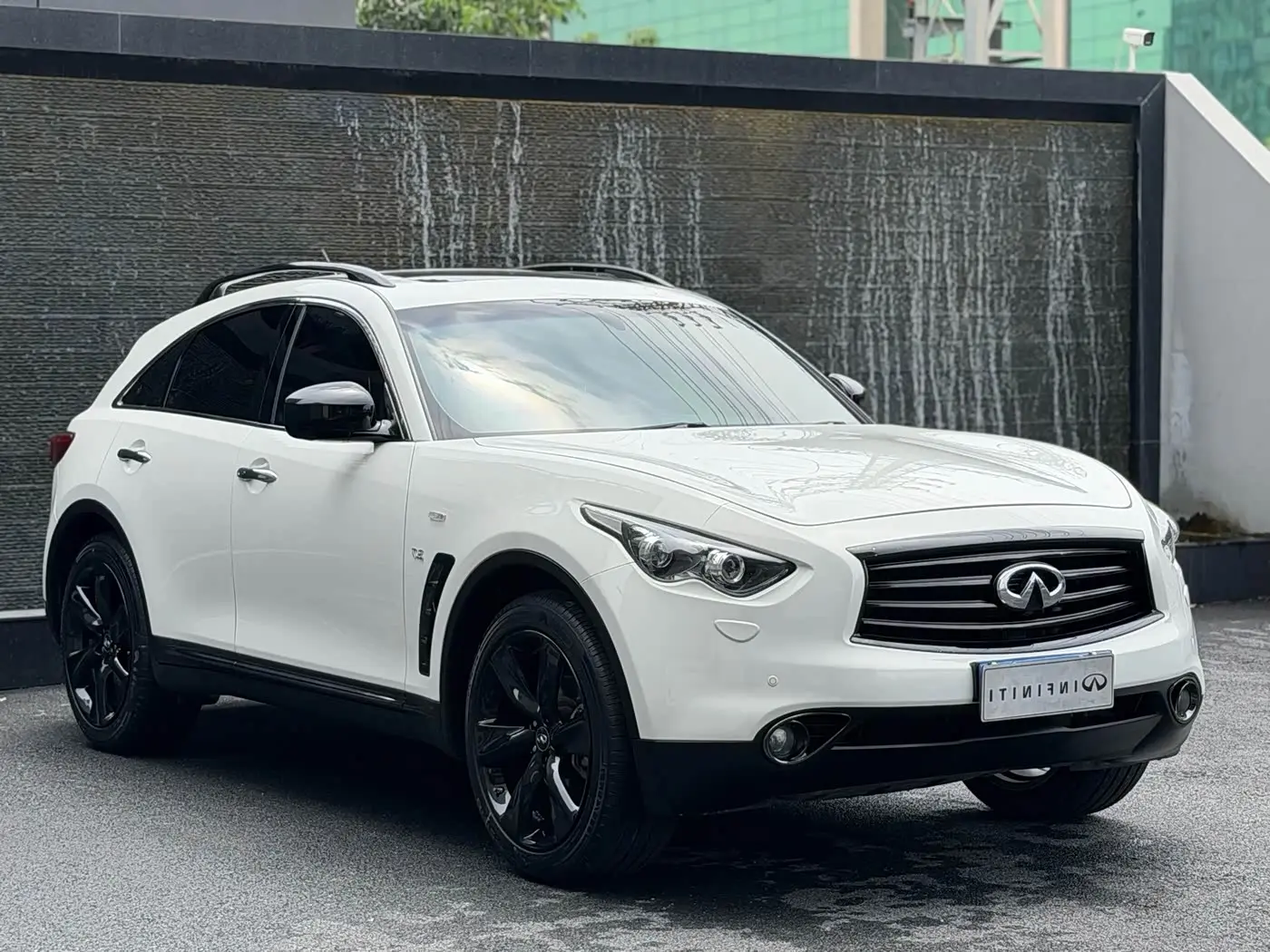 Infiniti QX70 2017 — Photo 3/10