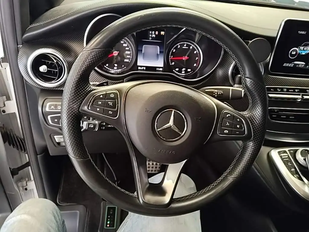 Mercedes-Benz V-Class 2019 — Фото 11/20