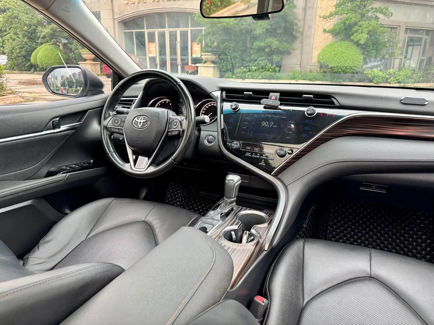 Toyota Camry 2019 — Photo 7/14
