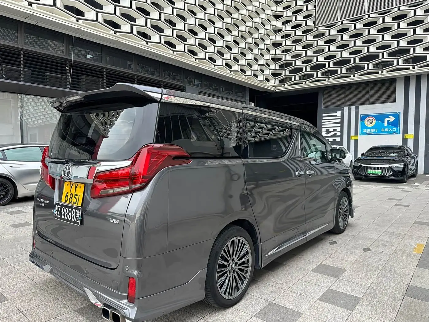 Toyota Alphard 2015 — Photo 20/20