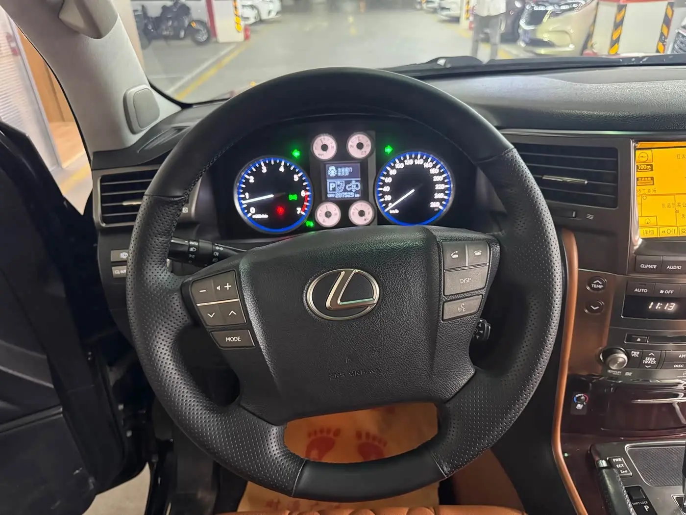 Lexus LX 2011 — Photo 10/16