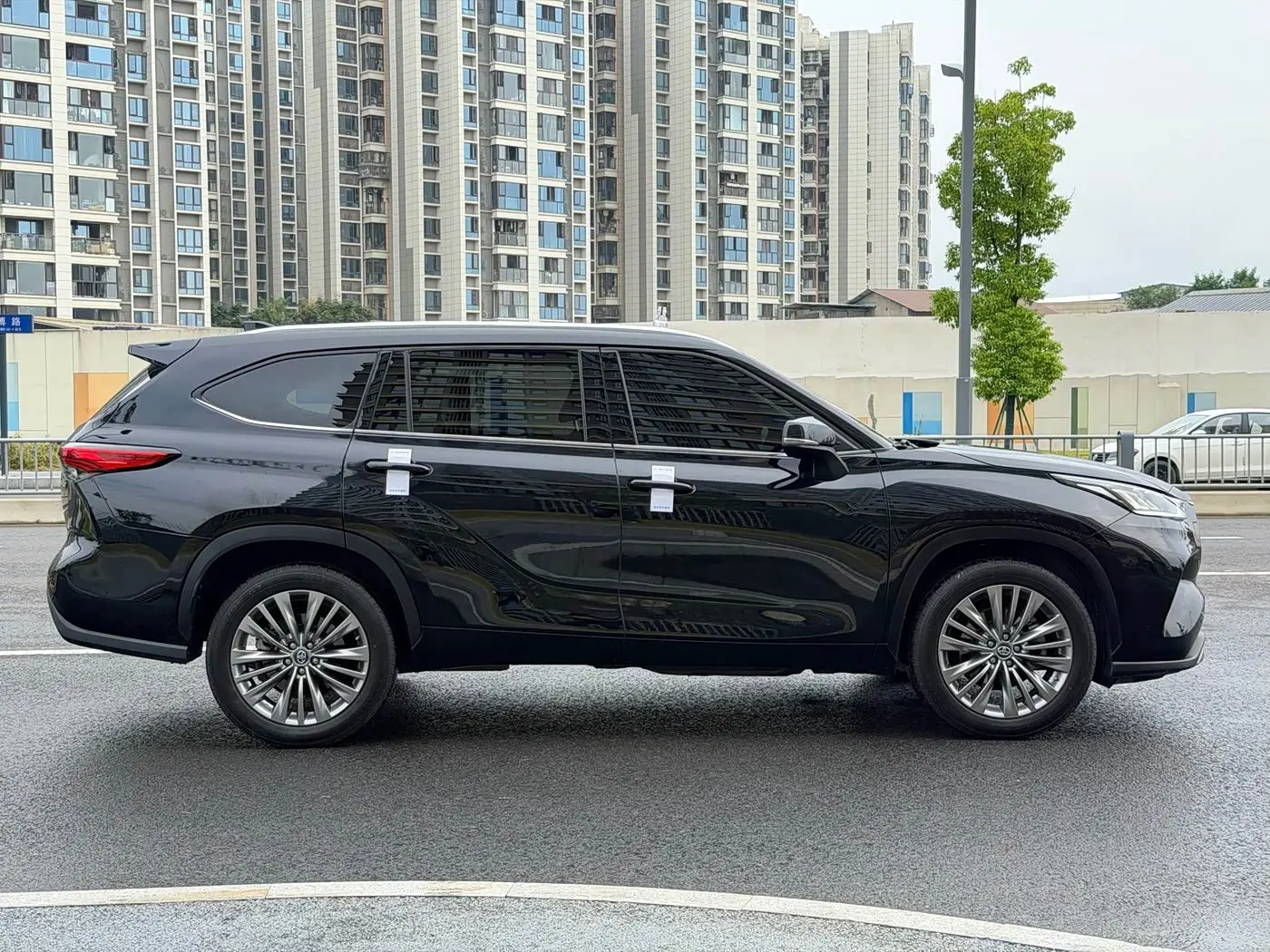 Toyota Highlander 2023 — Şəkil 16/18