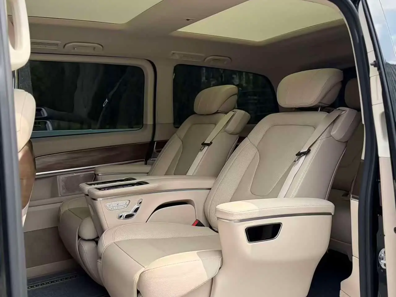 Mercedes-Benz V-Class 2022 — Фото 5/19