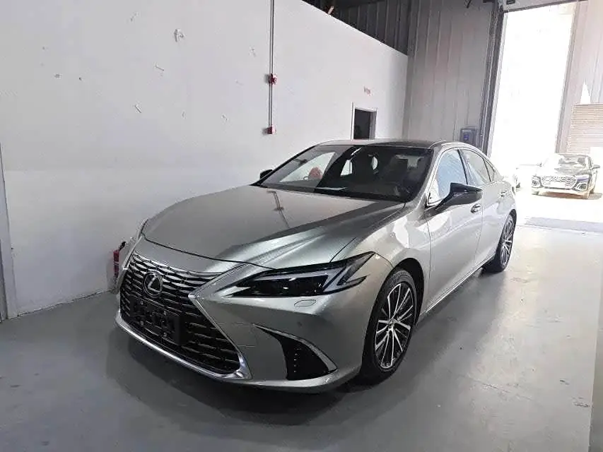 Lexus ES, 2025