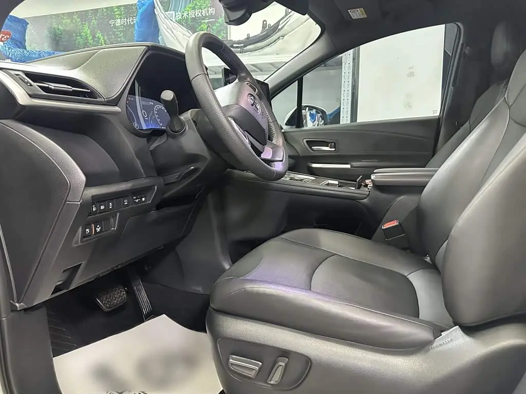 Toyota Granvia 2024 — Photo 7/20
