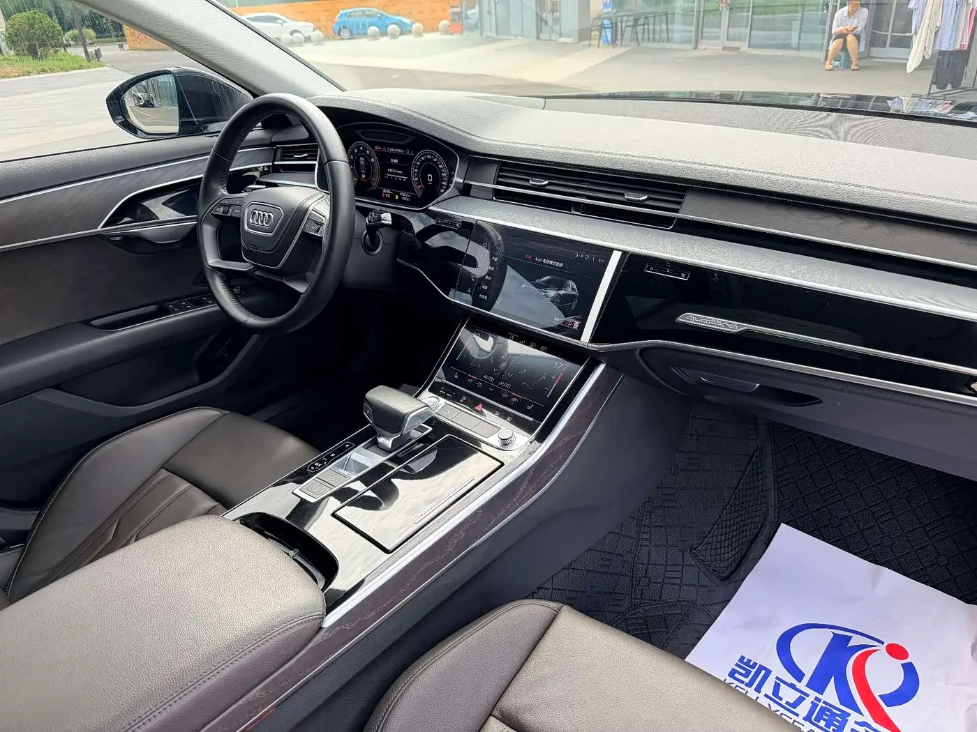 Audi A8 2018 — Şəkil 11/14