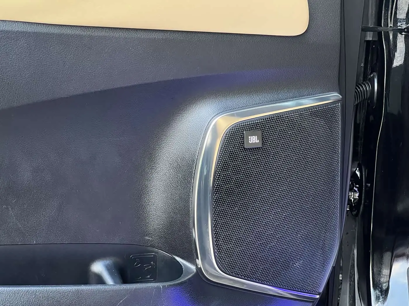 Toyota Alphard 2022 — Photo 8/20